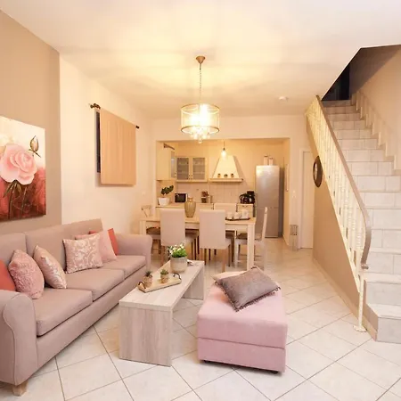 Trapezaki Villas, Seafront